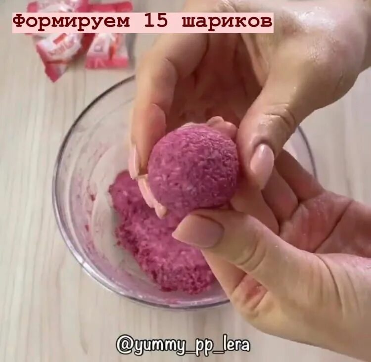 Шары на выписку. Фонтан из шариков. Много шаров. Шарики сформированные. Украшение магазина шарами.