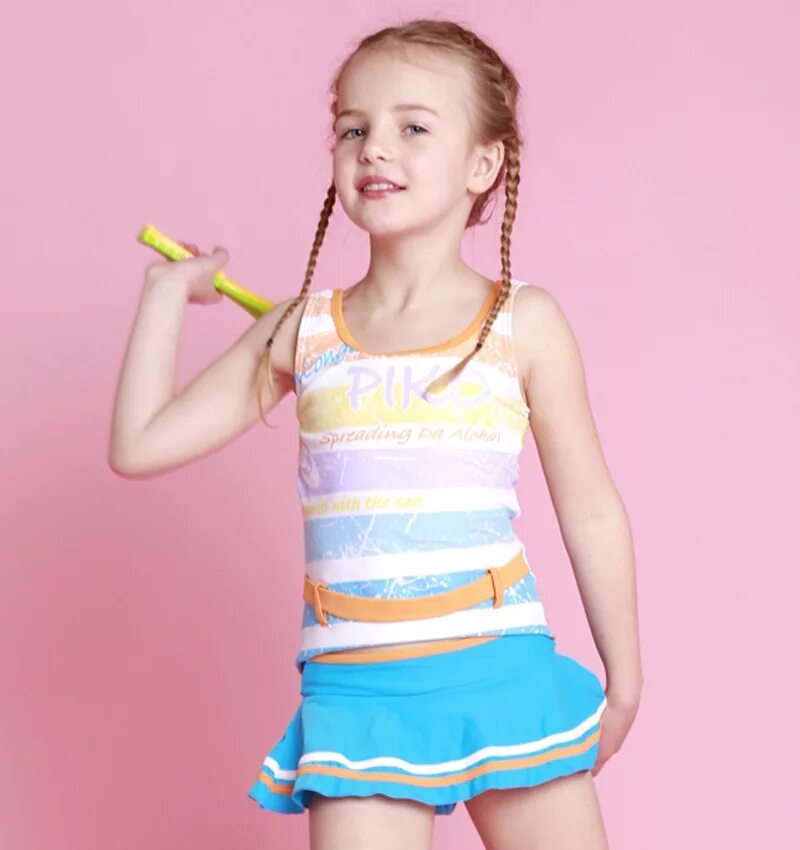 Красивые девочки 10 лет в доме за столом. Девочка с косичками. Молодые девушки с вебкамер. Человек за компьютером в домашней обстановке. Регина имамутдинова.