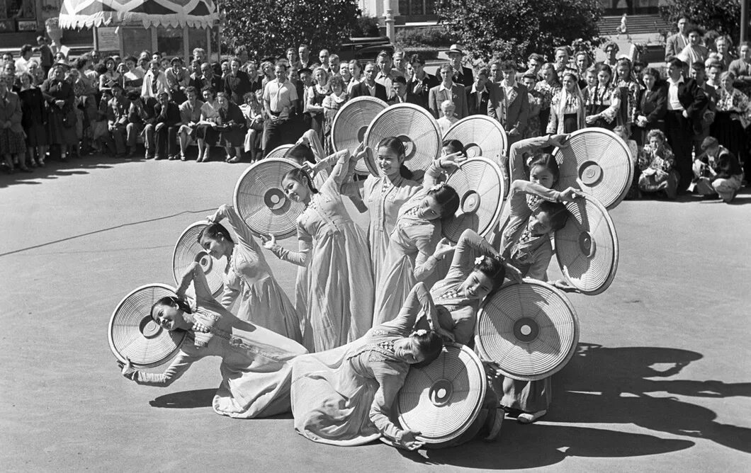 Фестивать молодёжи и студентов 1957. Фестиваль молодёжи и студентов в СССР 1957. Vi Международный фестиваль молодежи и студентов в Москве 1957г. Международный фестиваль в СССР 1957. Год всемирного фестиваля молодежи в москве