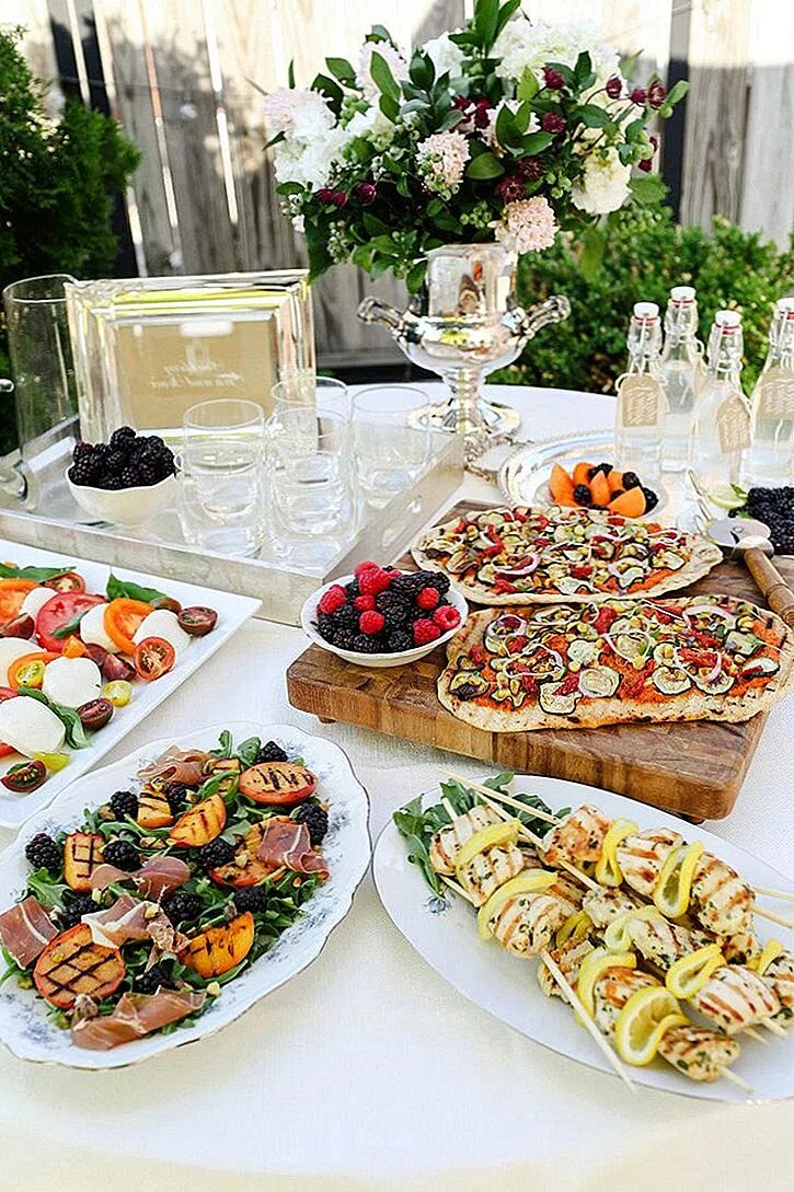 Стол накрытый для гостей. Стол в итальянском стиле. Вкусный стол для гостей. Стол по итальянски. Сервировка стола в итальянском стиле.