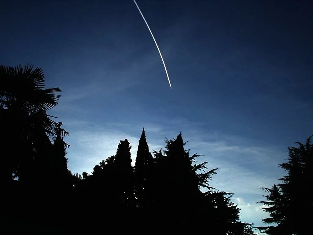 звезда падает с неба. видел падающую звезду. видел падающую звезду. ночное небо падающая звезда. звездное небо с падающей звездой.