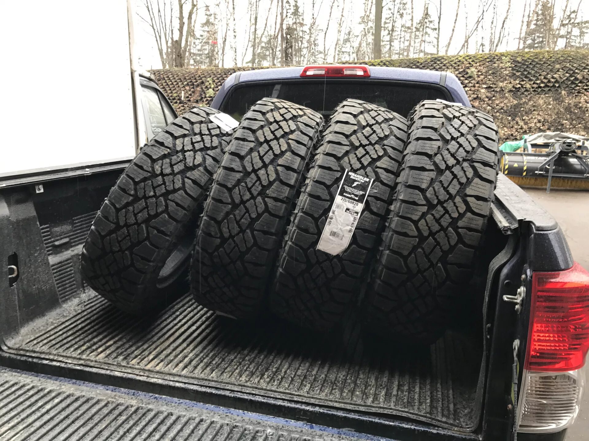 Шина тундра. Шина тундра. Toyota tundra on 275/65 r18. Шина тундра. Тойота тундра с 2 колесами.