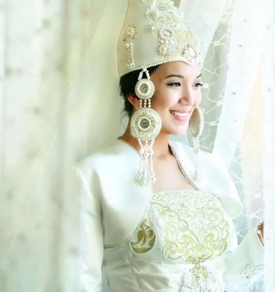 Казахская свадьба на казахском языке. Казахская традиция кыз узату. Казахская свадьба кыз узату. Қыз ұзату казахская девушка. Казахские Свадебные платья.