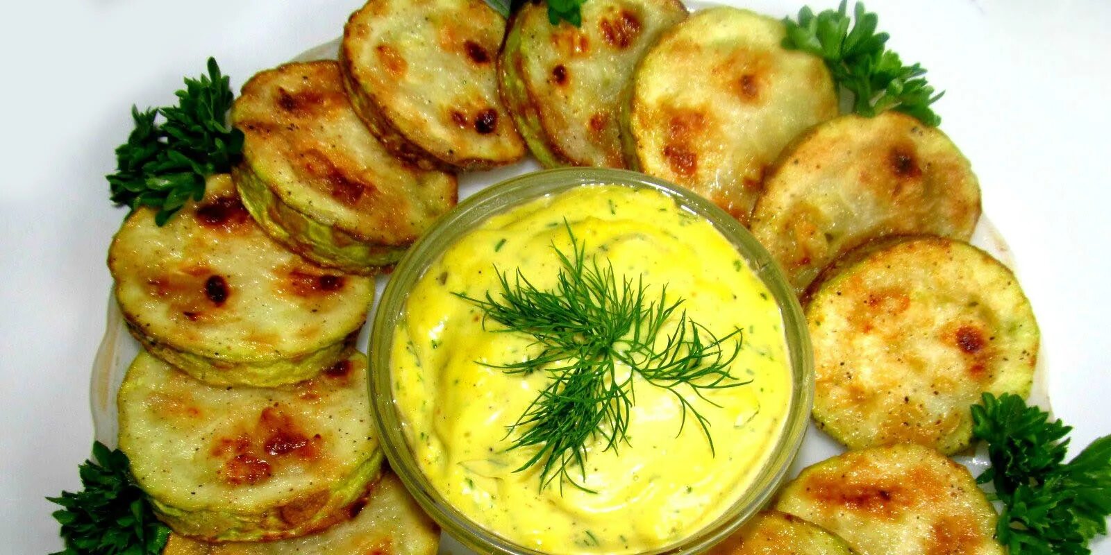 Из цукини и кабачков. Цукини на сковороде. Жареный. Жарки кабачков. Жареные кабачки кружочками.