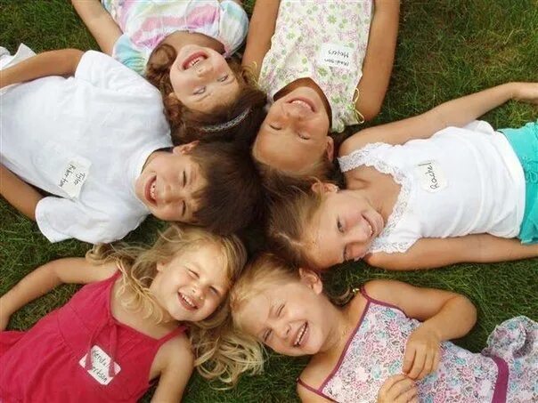 Радостные дети. Дети разные по росту. Ребенок растет. Группа подростков в школе. От 6 до 8 человек.