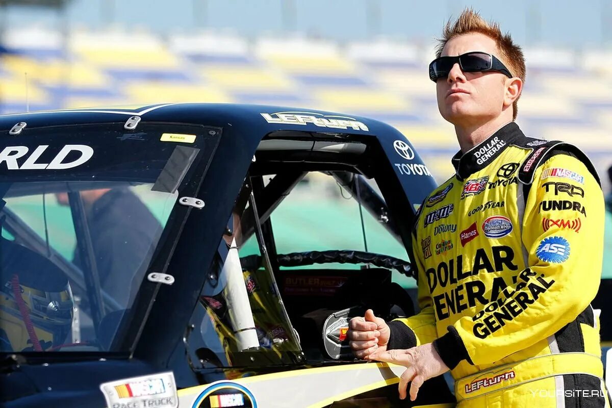 Гениальный гонщик. Nascar гонщики nascar. пилоты наскар. пилот nascar. martin konrad гонщик.