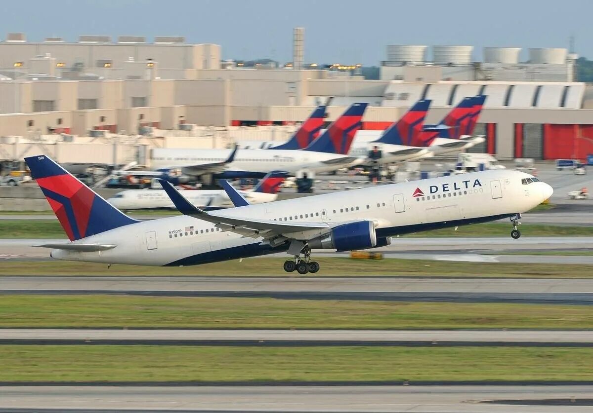 Delta air lines flight 723. Дельта аир лайн. Delta airlines a380. Самолеты авиакомпании дельта. Delta самолет.