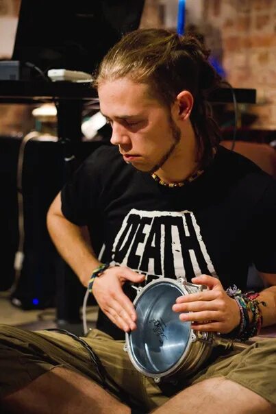 Шаман в санкт петербурге. 01. Shaman спб. Шаман с микрофоном в штанах фото. Пространство флагшток иванушки.