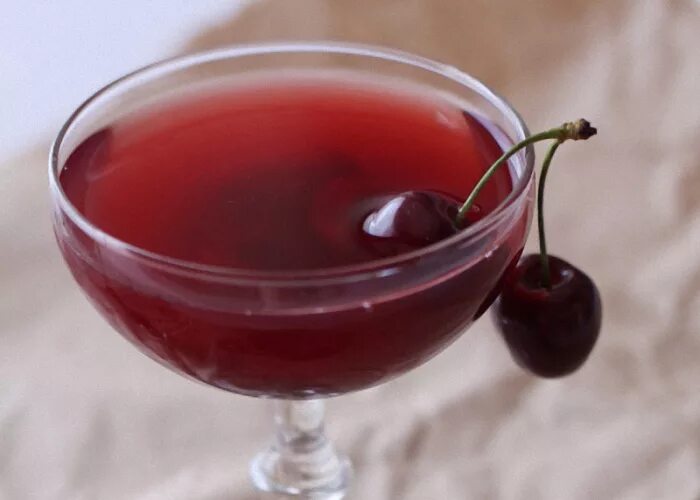 Пить вишню. Ликер который пьют с замороженной вишней. Кислая вишня сок. Вишневка наливка. Вишневый сок.