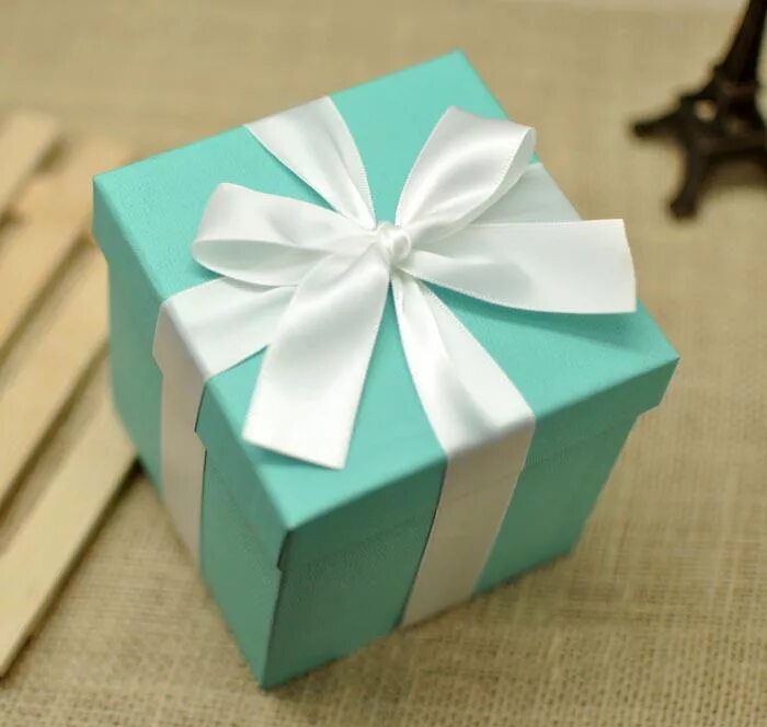 Коробка тиффани. Коробочка Тиффани. Коробочка в стиле Тиффани. Тиффани подарочная коробочка. Подарочная коробка цвет Тиффани.