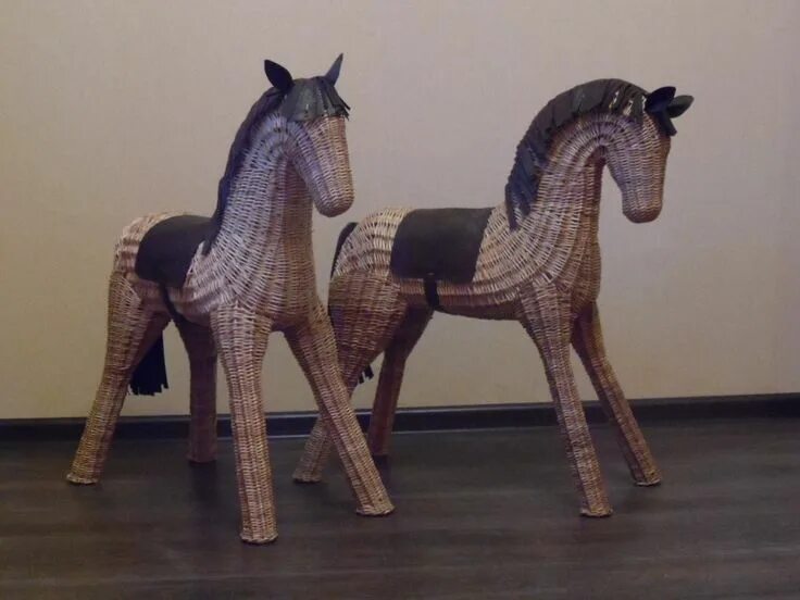 Плетущиеся лошадка. Плетеные лошадки. Лошадка из бумажной лозы. Плетение лошадки из бумажной лозы. Лошадь из лозы.
