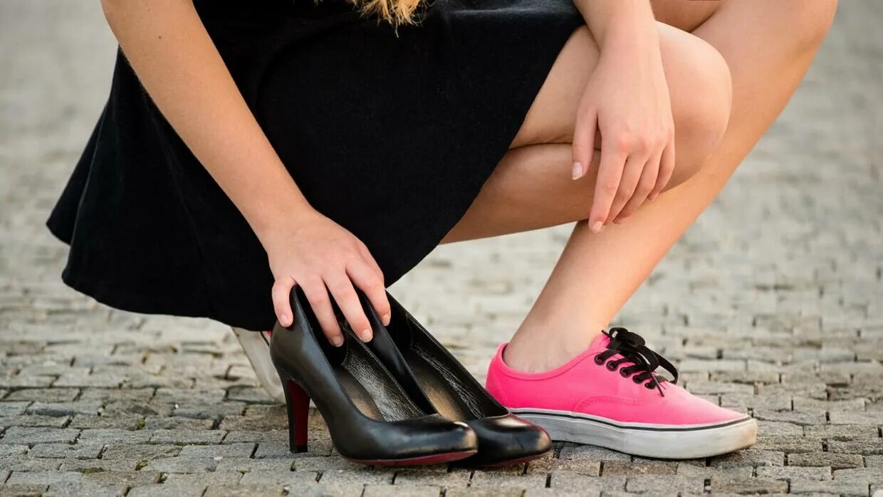 Ноги в туфлях. Красивые женские ноги. Сесть в туфель. Женские туфли реклама. Ноги в туфлях на высоких каблуках.