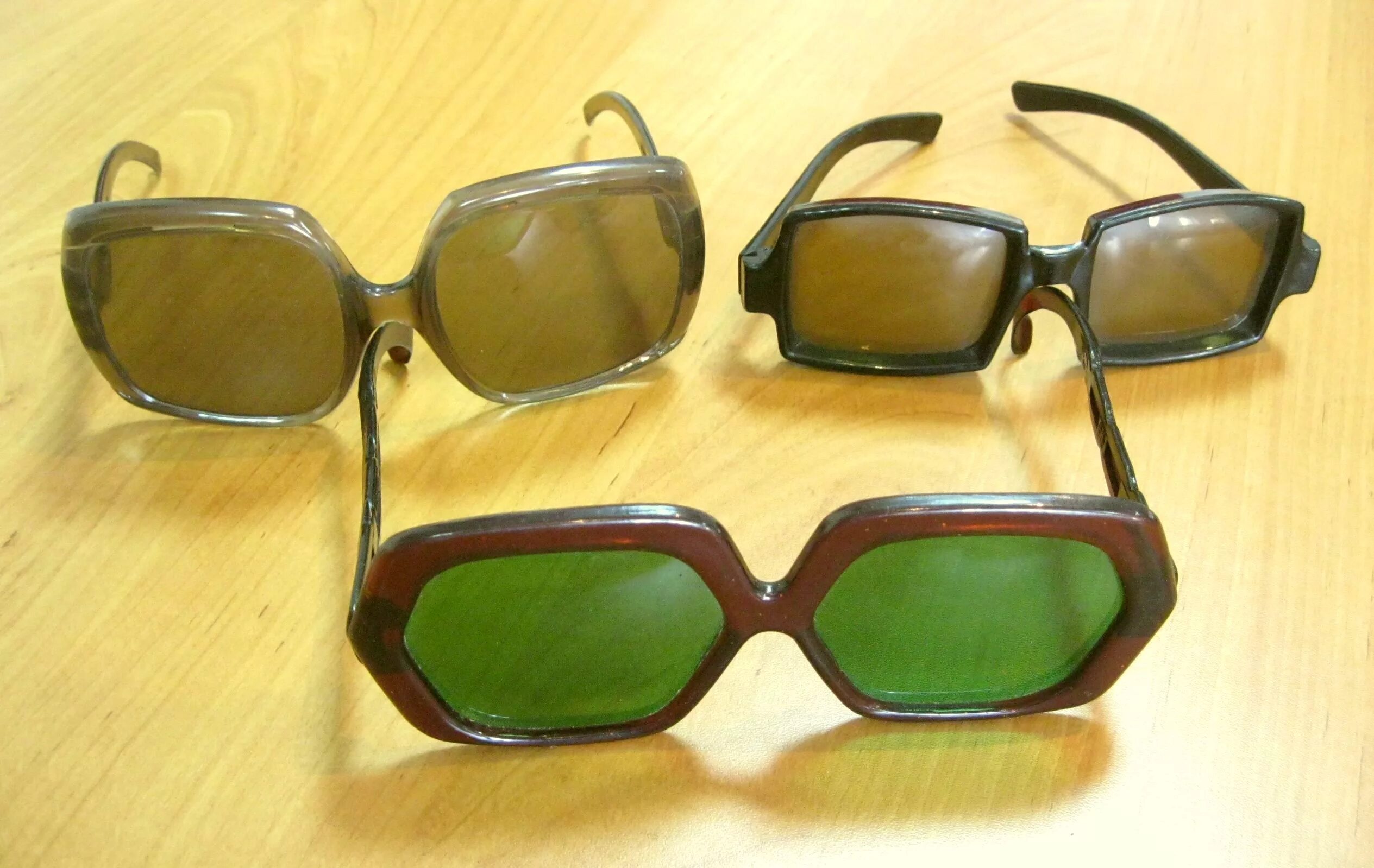 Ссср в очко. Очки в 70-х СССР. Очки 0ve2140. Советские очки. Советские солнцезащитные очки.