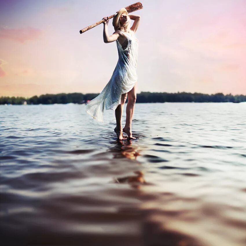 девушка-море. женщина идет по воде. девушка идет по воде. женщина идет по воде. женщина идет по воде.