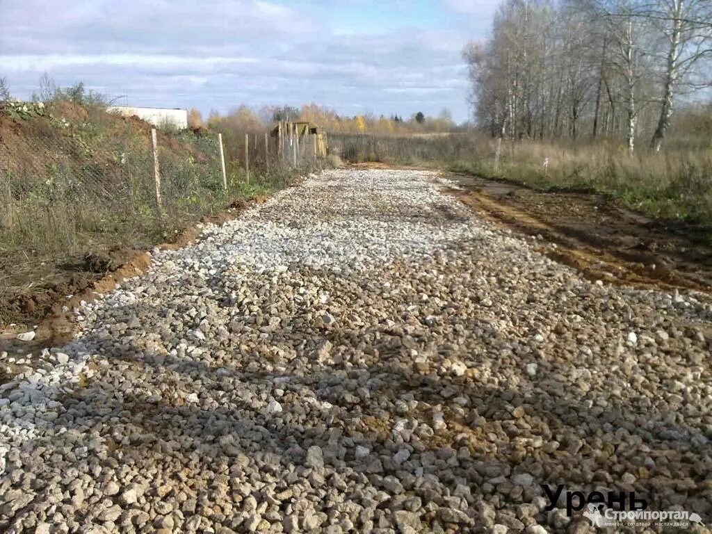 Строительный бой для дороги. Дорога гравий. Щебень дорога. Дорога из щебня. Отсыпка дороги щебнем.