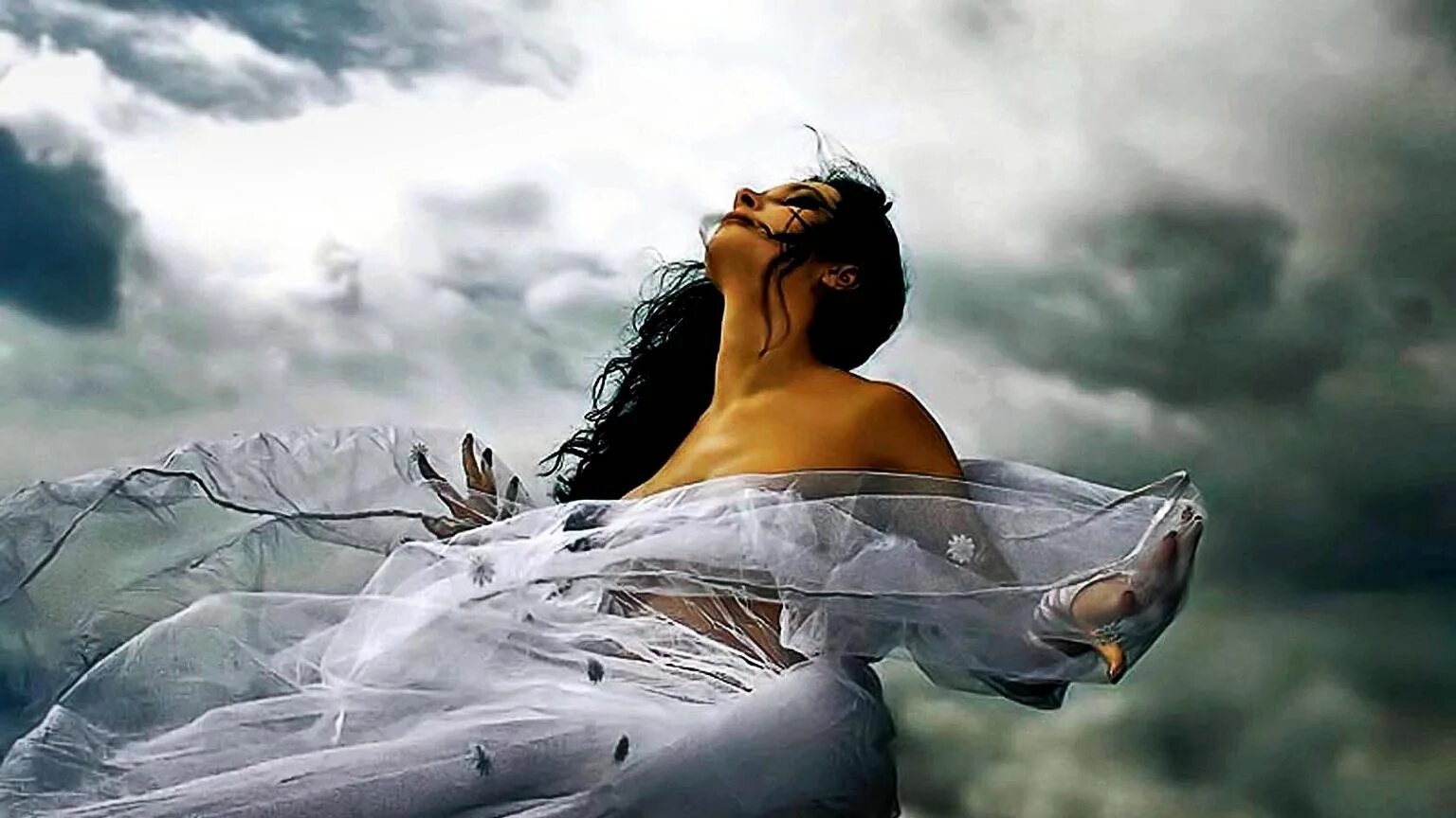 Там нельзя не почувствовать себя в мире. Женщина на ветру. Душа женщины. Девушка в облаках. Красивая душа.