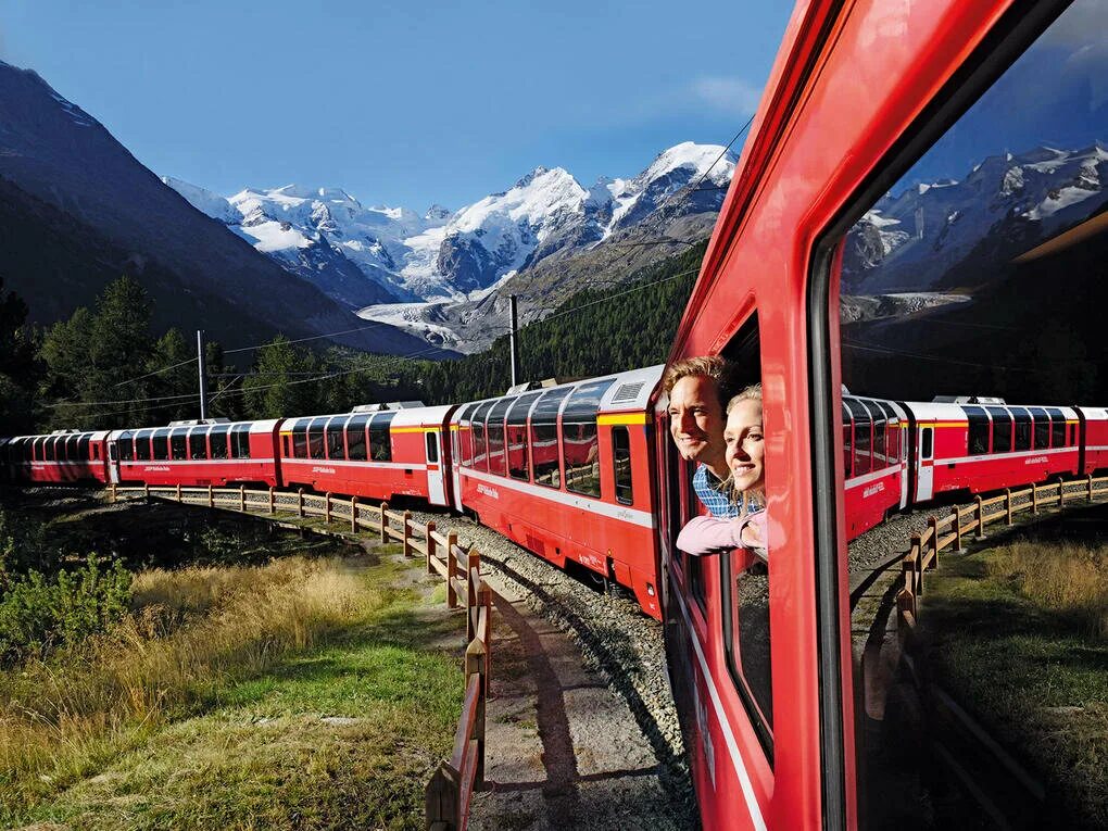 Туры с жд билетами. Берлинская железная дорога в Швейцарии. Путешествие на поезде. Туристический поезд. Красный поезд.
