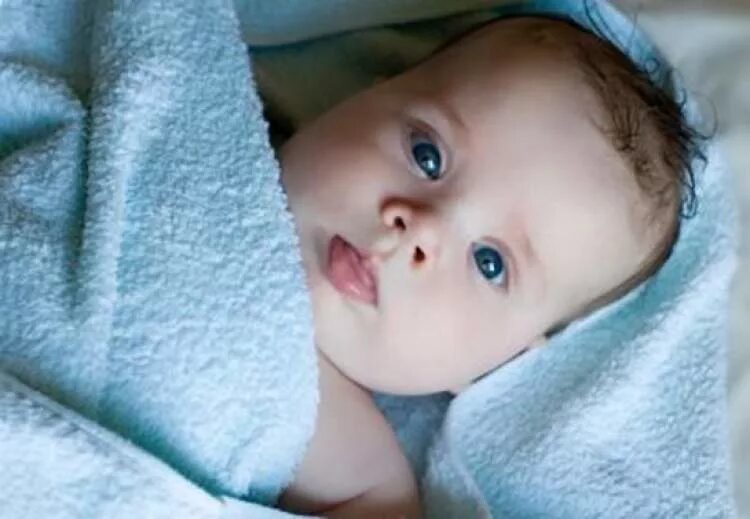 Глазки в 4 месяца. Дети с голубыми глазами. Синие глаза у новорожденного. Голубоглазый младенец мальчик. Новорожденный малыш с голубыми глазами.