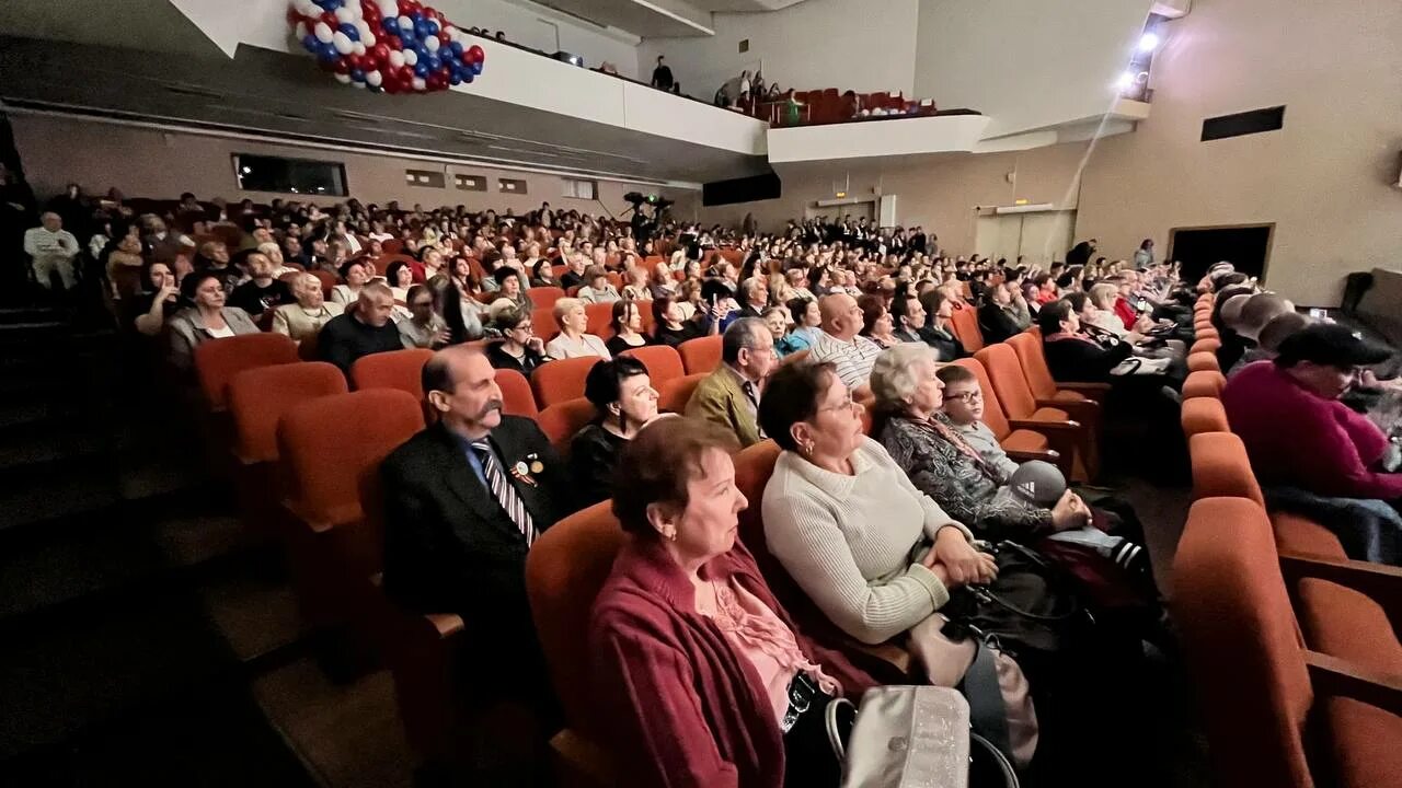 Сайт городской концертный зал. Огромный зал в кинотеатре. Городской концертный зал Тула. ГКЗ Тула зал. ГКЗ Тула вид с балкона.