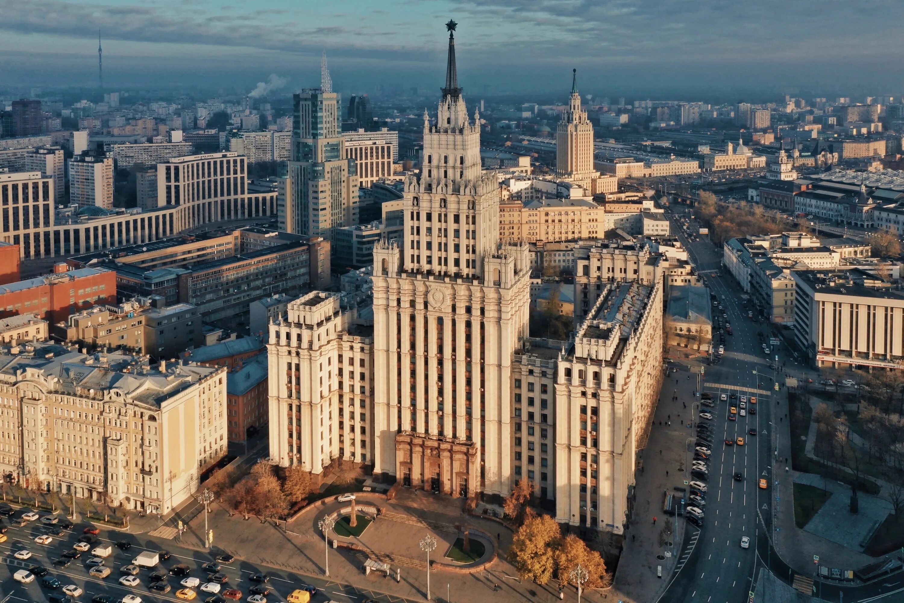 Сталинские высотки в Москве МГУ. Сталинские высотки красные ворота. Сталинская высотка у красных ворот. Высотка на красных воротах (Садовая-Спасская улица, 21). Строительство улиц в москве