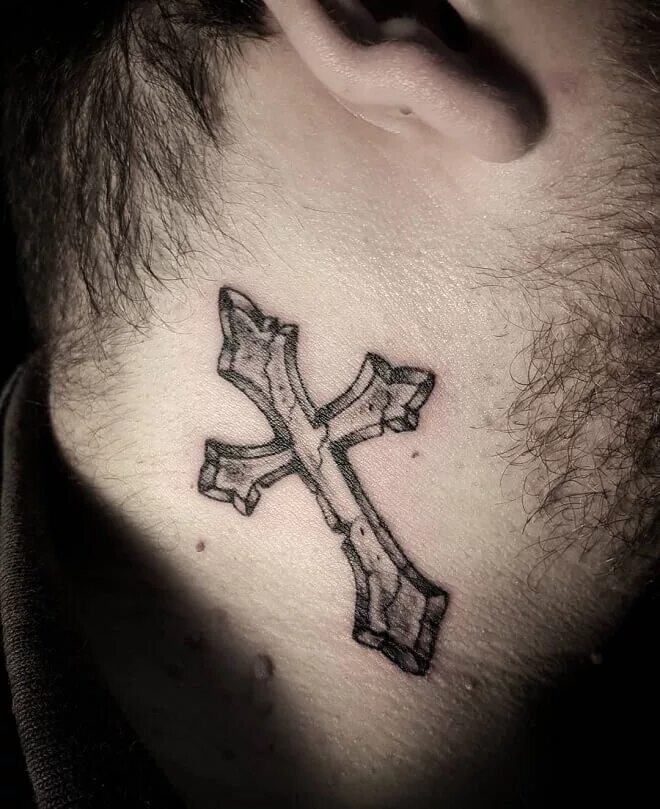 Татуировка крест на шее. Тату крест на шее. тату крестик на шее. тату крест на шее мужские. крест над шей татуировка.