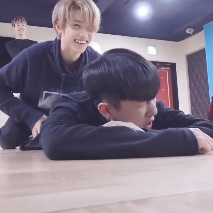 читать удиви меня малыш stray kids