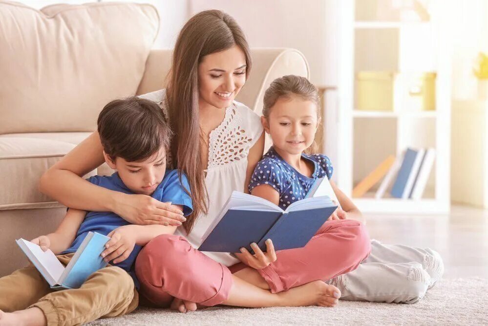 Семейное чтение. Чтение для детей. Мама читает книгу ребенку. Чтение сказок. Книги для детей.