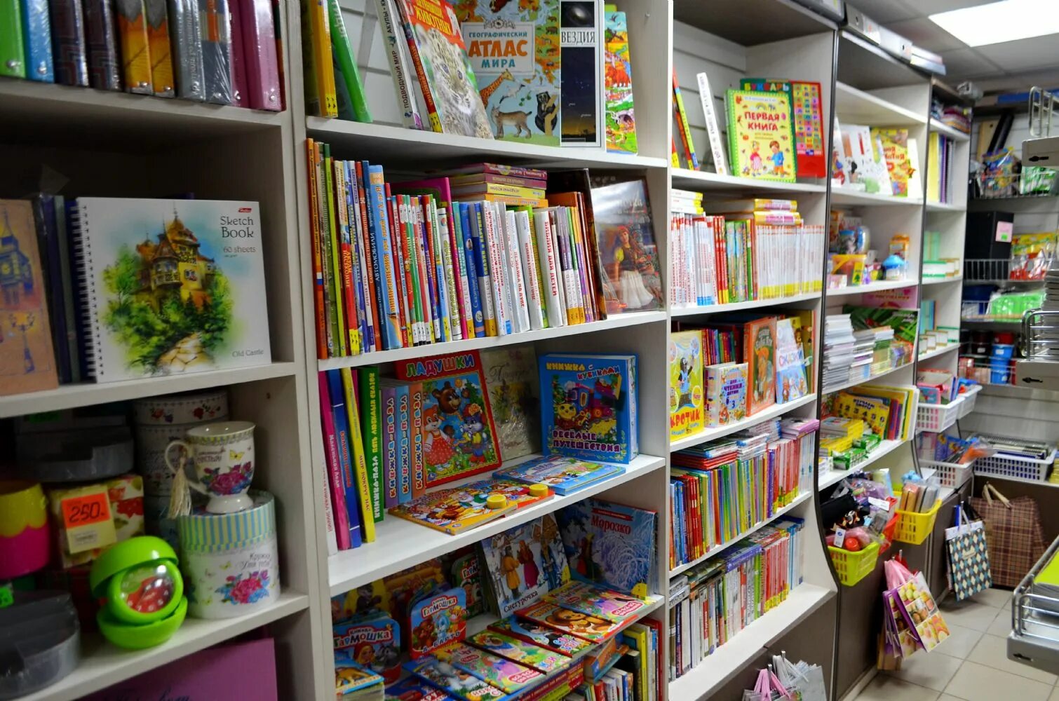 Детский книжный магазин. Дети магазин книжный. Дети магазин книжный. Ребенок в книжном магазине. Магазин книг для детей.