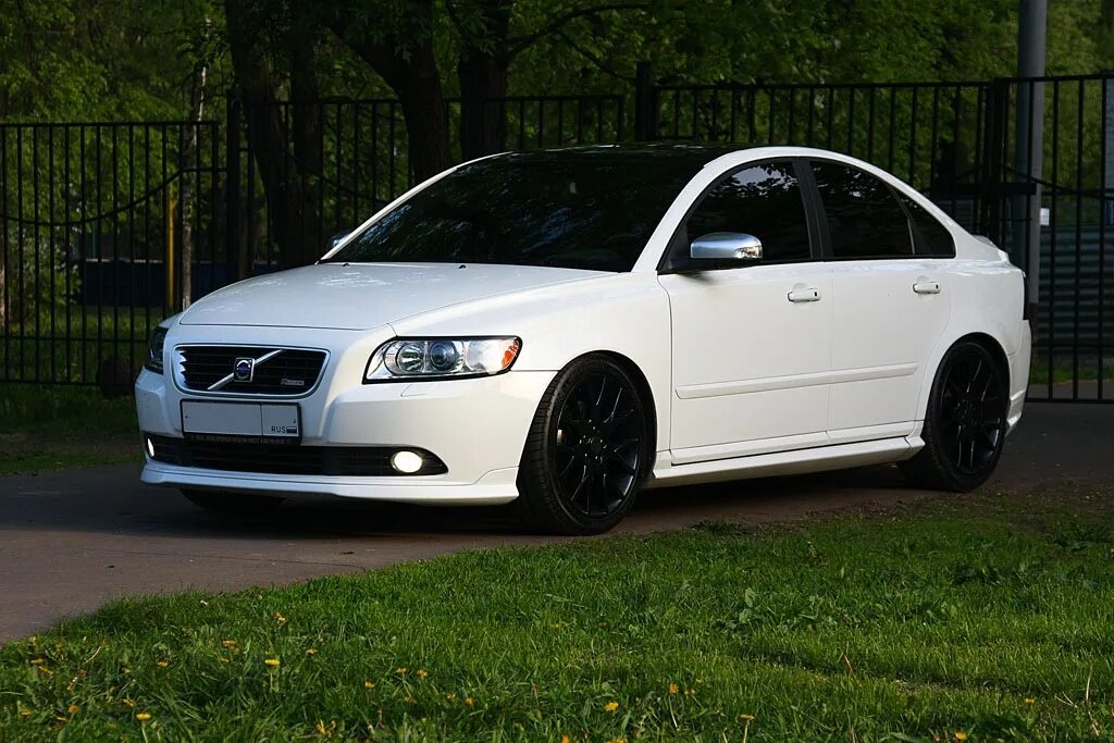 Volvo s40 r. Volvo s40 II обвес. Volvo s40 белая. Volvo s40 сплиттер.