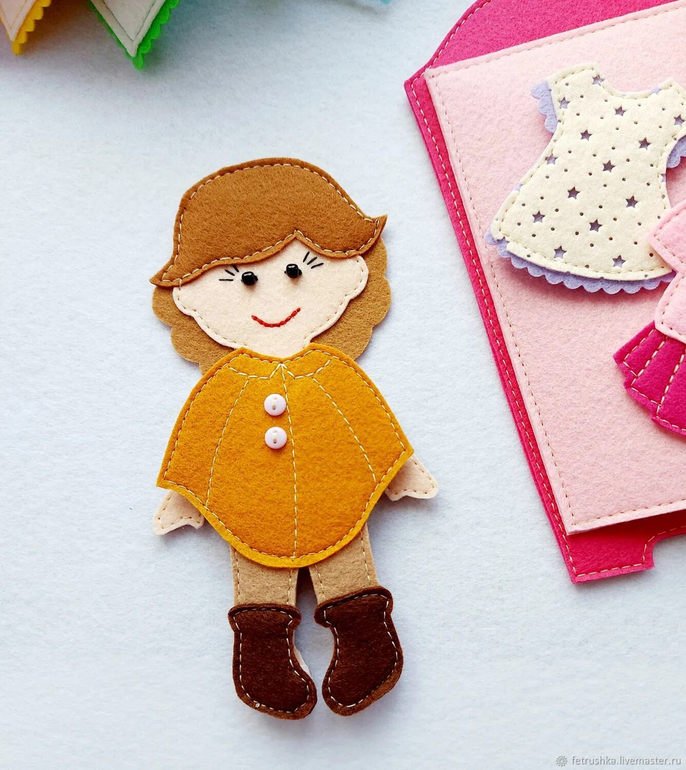 Шитые куклы. Пупс из фетра. Фетровые куклы с одеждой. Игрушки из фетра. Куколки из фетра.