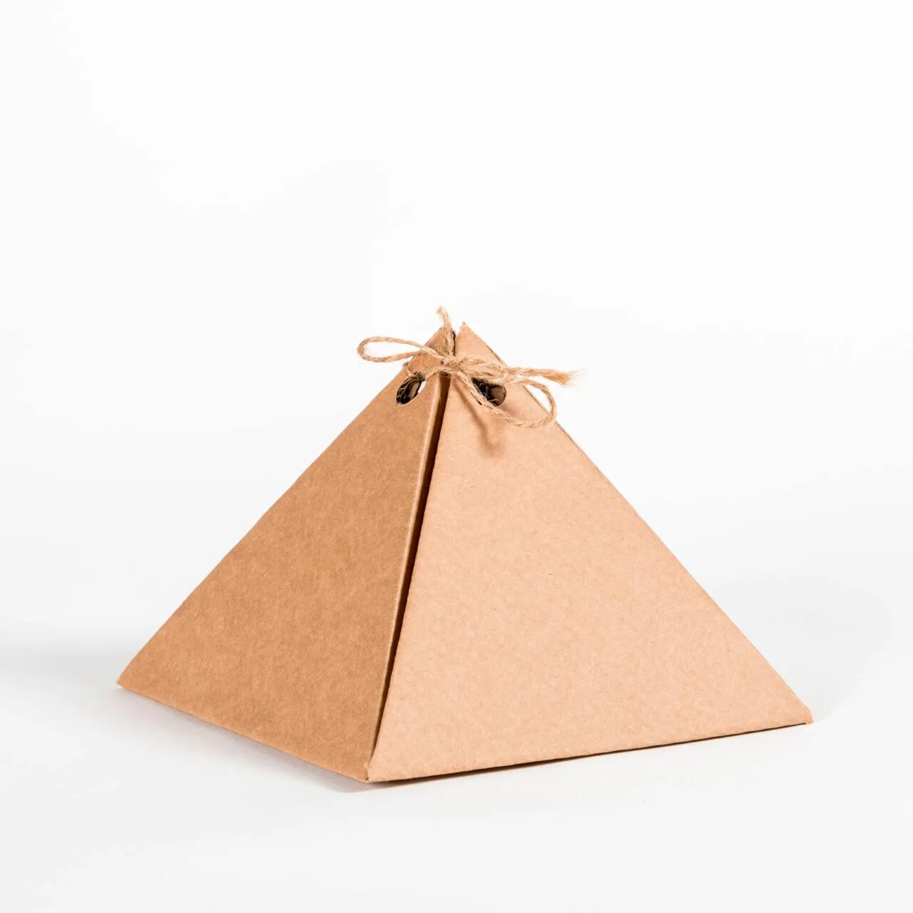Коробочка пирамидка. Бонбоньерка треугольная. Коробочка пирамида. Треугольная упаковка. Упаковка пирамида.
