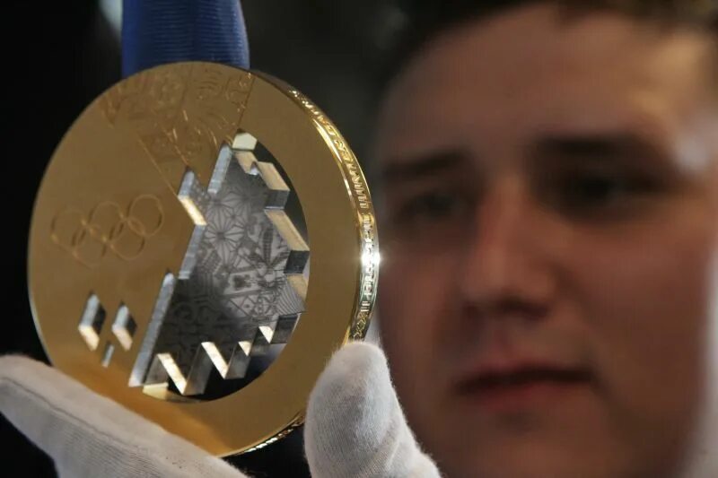 Медаль Сочи 2014 от президента. Золотая медаль Олимпийских игр 2014. Олимпийские медали Сочи 2014. Золотая медаль Сочи 2014.