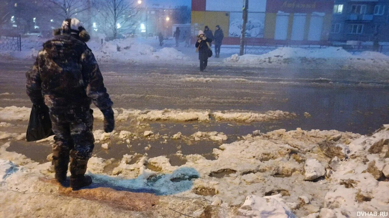 Зима в разгаре. Красная речка Хабаровск зима. Оранжевая речка в Кизеле зимой. Пожар на красной речке Хабаровск.