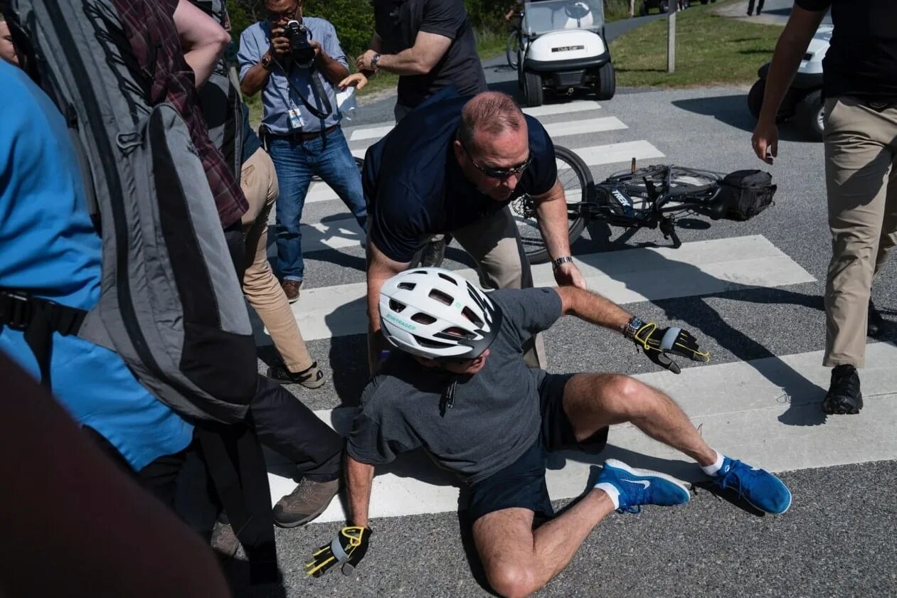 Байден на велосипеде. Падение сша. Падение сша. Joe biden falls off bike. Штурм капитолия в вашингтоне 2021.