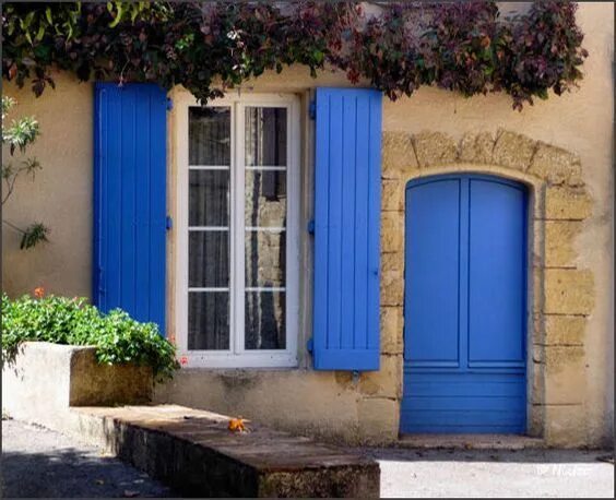 Старые синие окна. Голубой деревенский домик. Синий фасад дома. Дом со ставнями. Дом с синими ставнями.