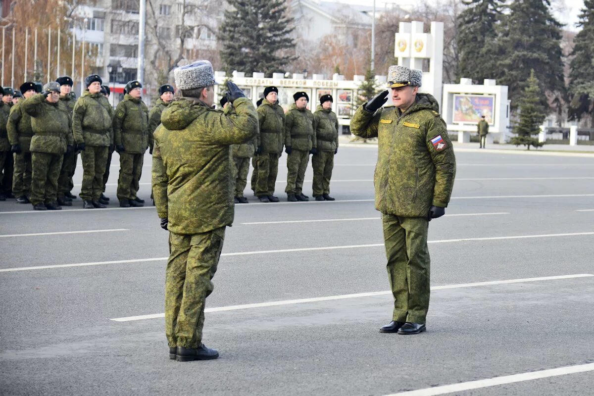 Единоначалие в армии. Командир в армии. Командир и солдаты. Командир и военнослужащие. Единоначалие вс рф