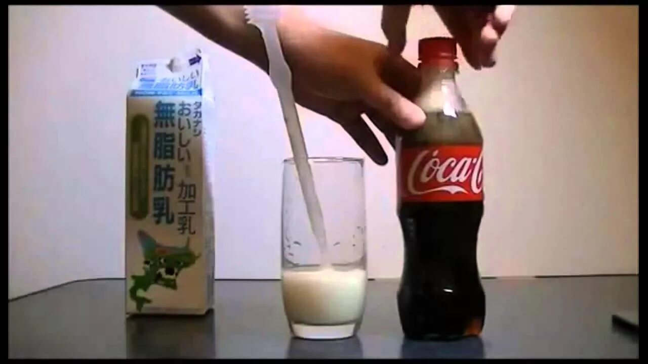 Эксперимент колы. Эксперимент кока кола и молоко. опыты с колой. опыт с колой и молоком. эксперименты с кока колой.