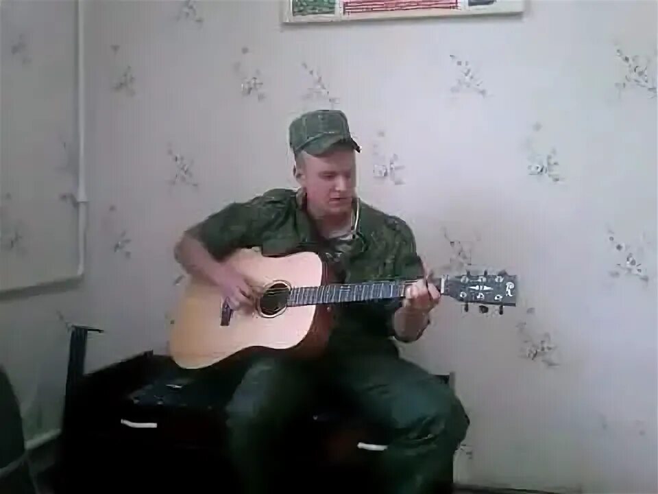 Песня поздней осенней порою. Песня осенней порой возвращался домой. Осенние листья караоке. Помню осенней порой падая листья шуршали. Текст песни пора возвращаться домой.