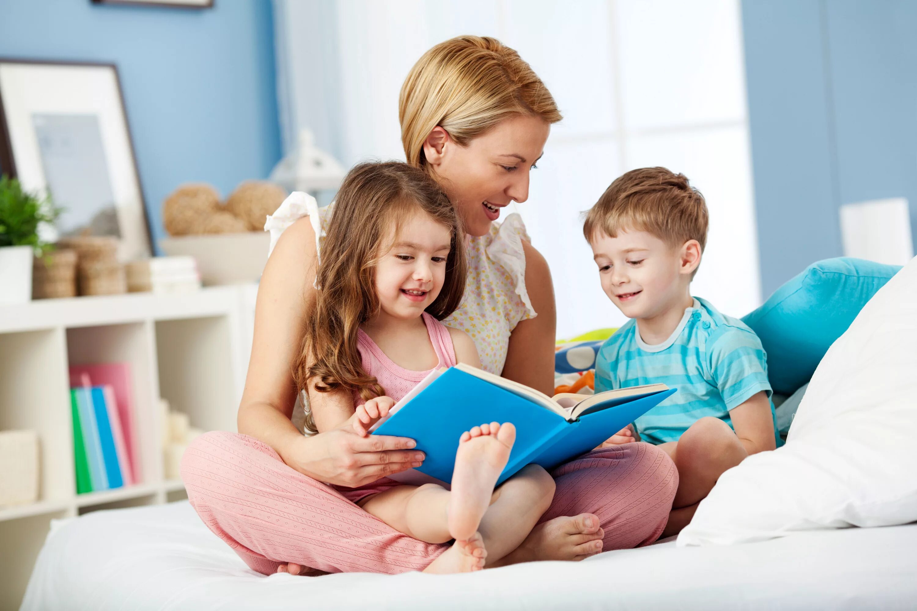 Семейное чтение. Чтение для детей. Дети читают. Воспитание ребенка. Мама читает сказку.