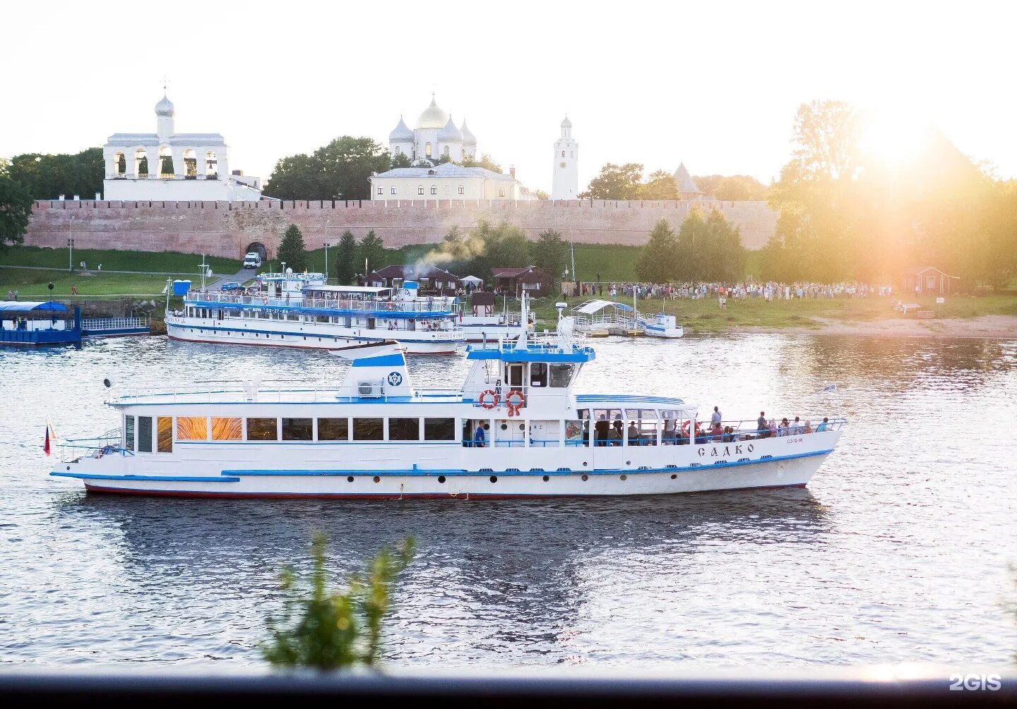 Прогулки на теплоходе в нижнем новгороде. Теплоход Садко Великий Новгород. Теплоход Ильмень Великий Новгород. Теплоход вече Великий Новгород. Великий Новгород прогулка на теплоходе по реке Волхов.