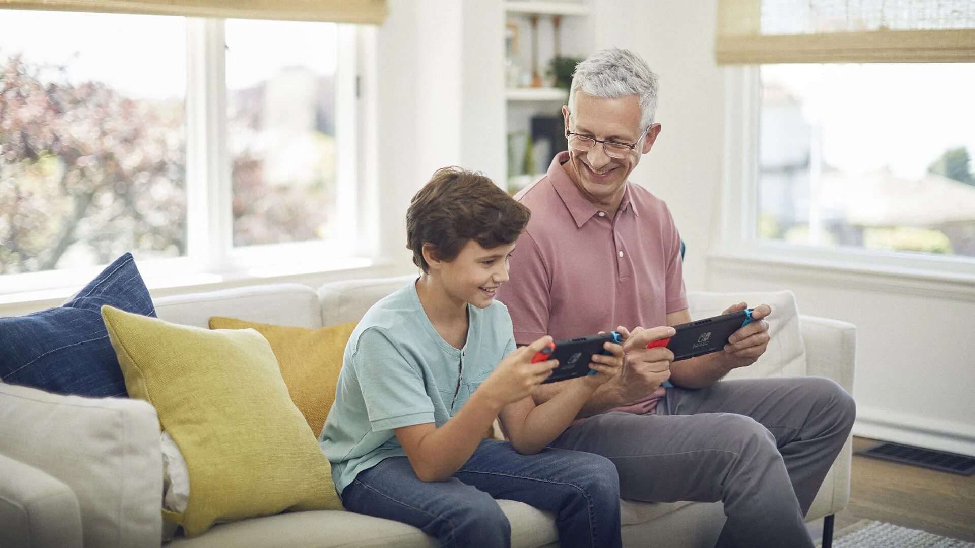 Switch play. Человек с нинтендо. играет в нинтендо. семья играет в приставку. люди играют в nintendo switch.