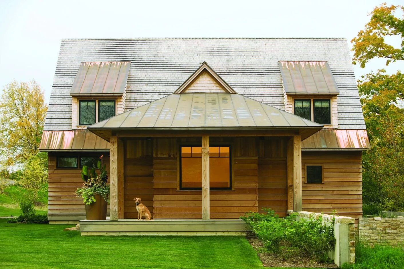 Жил был деревянный дом крыша. Фасады деревянных домов. Деревянный фасад. Загородный деревянный дом. Красивые фасады деревянных домов.