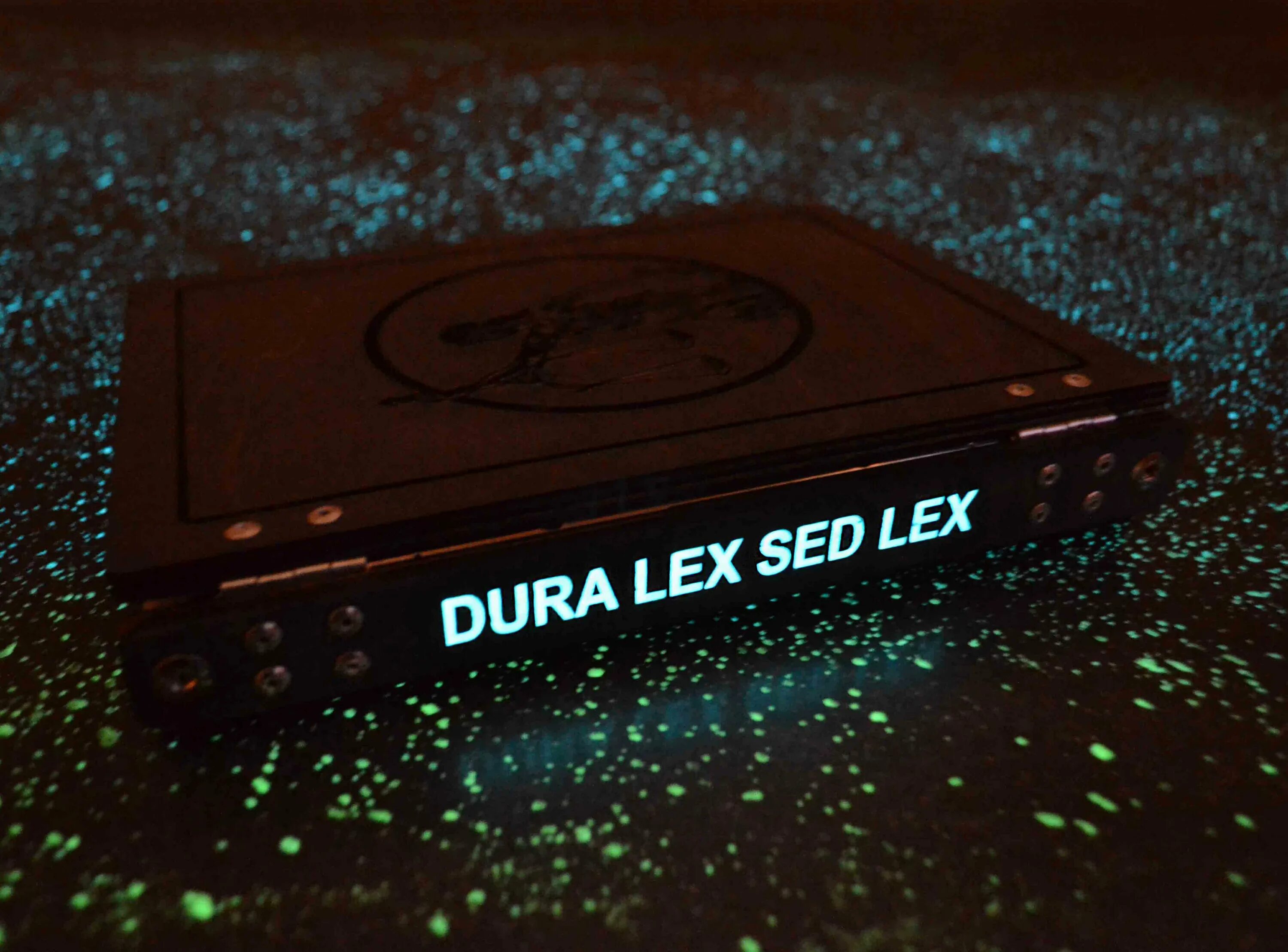 Dura lex sed lex перевод на русский. Футболка dura Lex sed Lex. Обложка dura Lex sed Lex. Dura Lex, sed Lex картинки. Dure Lex sed Lex Автор.