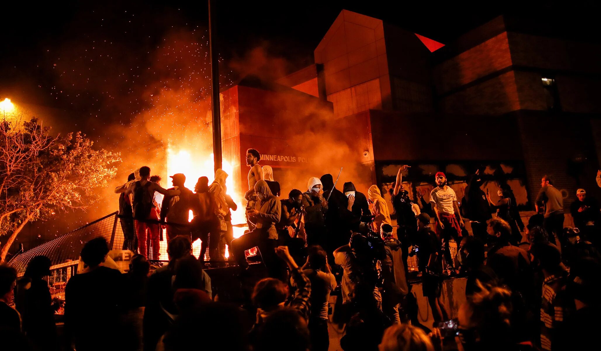 Митинг ночью. Массовые беспорядки в Миннеаполисе. Митинг огонь