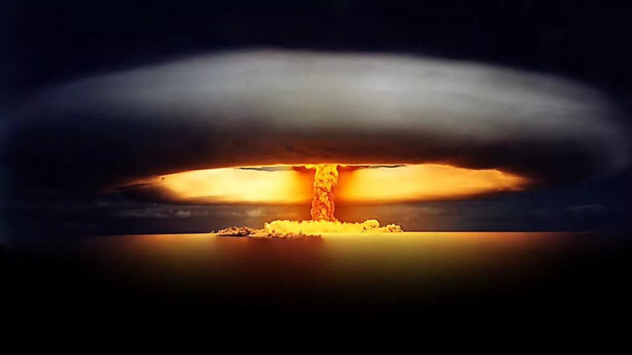 Атомные испытания. Воздушный ядерный взрыв. Взрыв ядерной бомбы. Ядерный взрыв в воздухе. Наземный взрыв ядерного оружия.