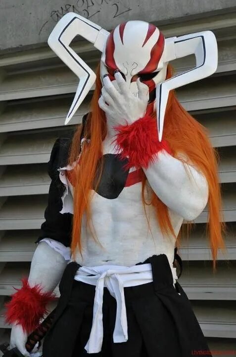 Bleach cosplay. Ичиго Куросаки косплей. Косплей Блич Ичиго. Косплей Блич пустой Ичиго.