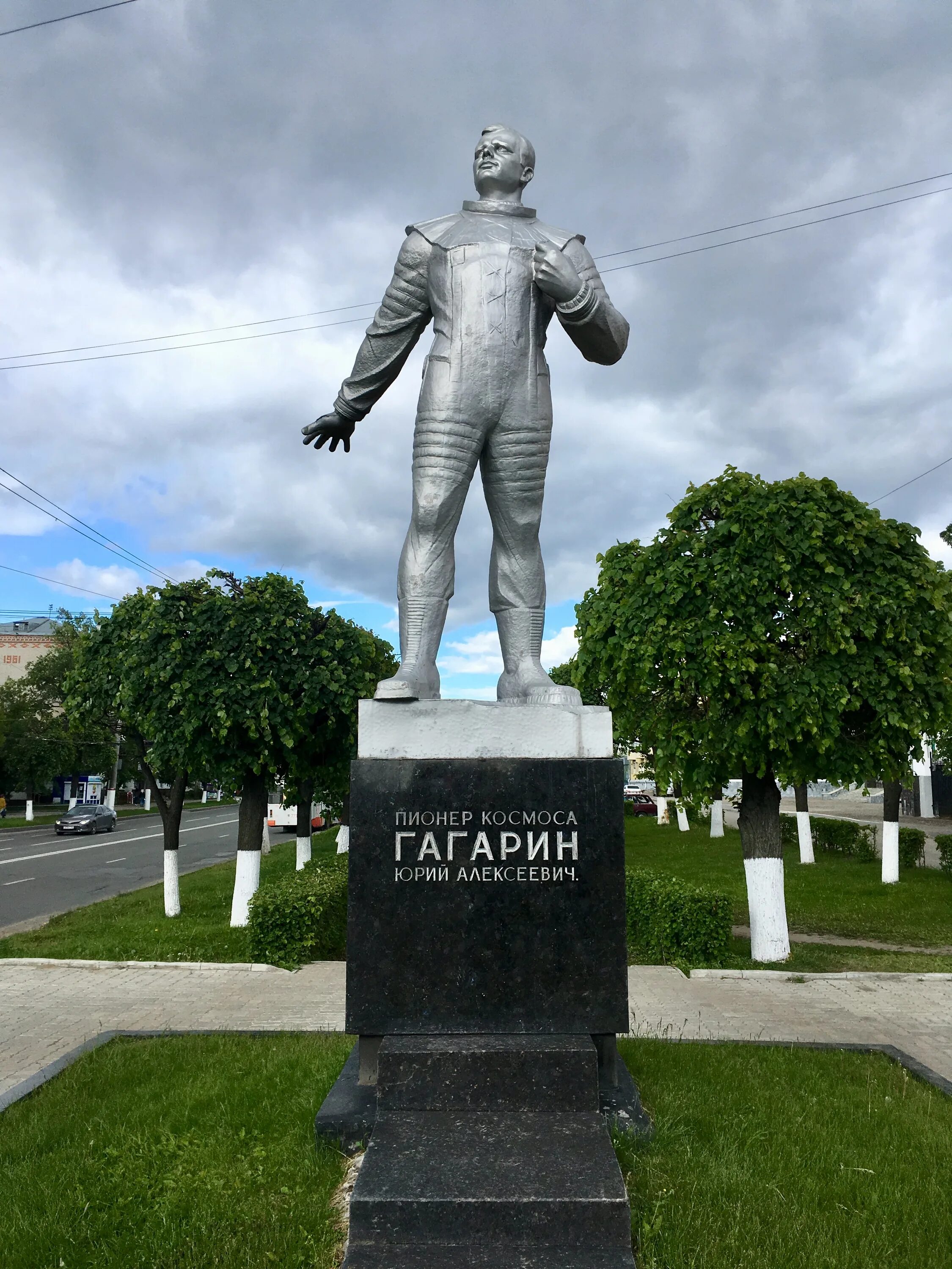 В каком городе памятник гагарину. Памятник Юрию Гагарину (Чебоксары). Памятник Юрию Гагарину в Хьюстоне. Гагарин памятник Чебоксары.