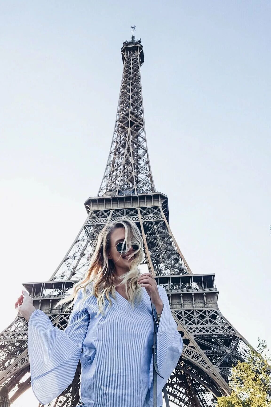 Фотосессия в париже. Эйфелева башня в Париже. Париж на фоне эльфовой башни. Фон Парижа с эльфивой башней. «Девушка в Париже».