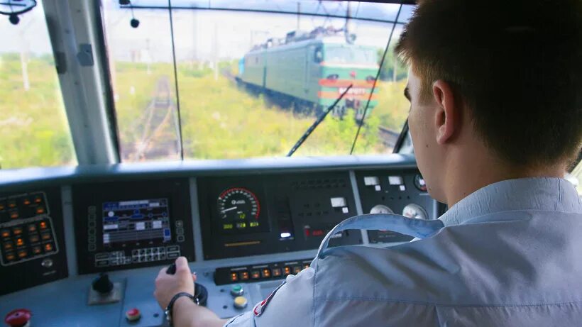 Машинист московского метрополитена. Профессия помощник машиниста электровоза. Машинист поезда движение. Машинист поезда движение. Машинист поезда движение.