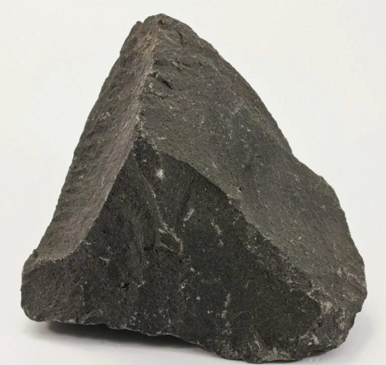 Базальт это минерал. Базальт магматическая порода. Базальт камень. Миндалекаменный базальт. Толеитовый базальт.